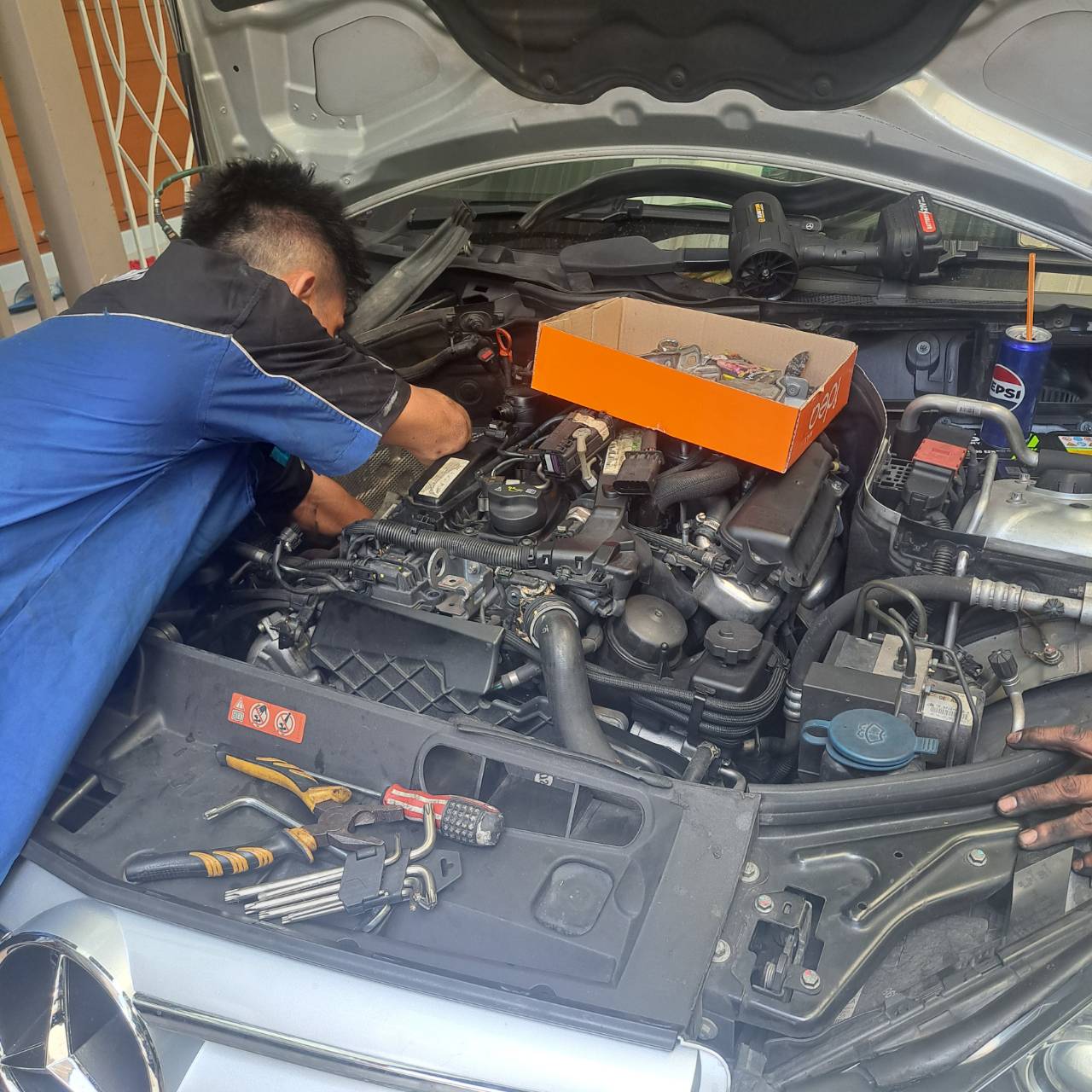 15 - https://ซ่อมรถ-แบตเตอรี่รถใกล้ฉัน.com | บริการซ่อมรถนอกสถานที่ 24 ชั่วโมง ครอบคลุมงานซ่อมทั่วไป เปลี่ยนแบตเตอรี่ เติมน้ำยาแอร์ ตรวจช่วงล่าง เปลี่ยนถ่ายน้ำมันเครื่อง และไดชาร์จ-ไดสตาร์ท ครบจบที่เดียว 15 - https://ซ่อมรถ-แบตเตอรี่รถใกล้ฉัน.com | บริการซ่อมรถนอกสถานที่ 24 ชั่วโมง ครอบคลุมงานซ่อมทั่วไป เปลี่ยนแบตเตอรี่ เติมน้ำยาแอร์ ตรวจช่วงล่าง เปลี่ยนถ่ายน้ำมันเครื่อง และไดชาร์จ-ไดสตาร์ท ครบจบที่เดียว