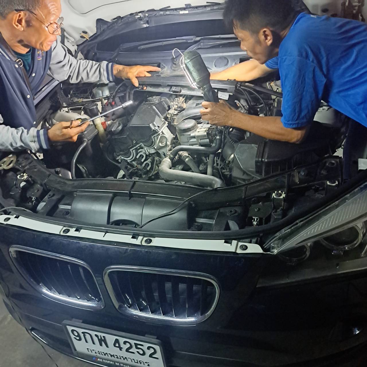 16 - https://ซ่อมรถ-แบตเตอรี่รถใกล้ฉัน.com | บริการซ่อมรถนอกสถานที่ 24 ชั่วโมง ครอบคลุมงานซ่อมทั่วไป เปลี่ยนแบตเตอรี่ เติมน้ำยาแอร์ ตรวจช่วงล่าง เปลี่ยนถ่ายน้ำมันเครื่อง และไดชาร์จ-ไดสตาร์ท ครบจบที่เดียว 16 - https://ซ่อมรถ-แบตเตอรี่รถใกล้ฉัน.com | บริการซ่อมรถนอกสถานที่ 24 ชั่วโมง ครอบคลุมงานซ่อมทั่วไป เปลี่ยนแบตเตอรี่ เติมน้ำยาแอร์ ตรวจช่วงล่าง เปลี่ยนถ่ายน้ำมันเครื่อง และไดชาร์จ-ไดสตาร์ท ครบจบที่เดียว